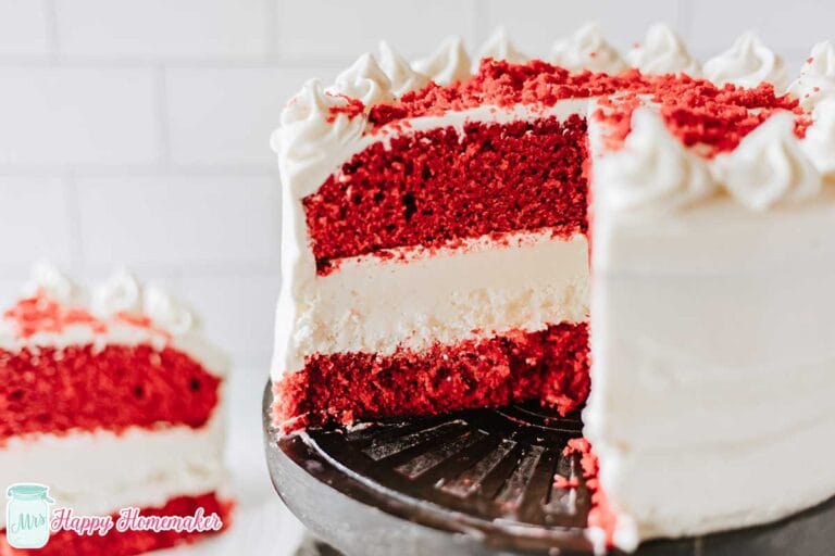 red-velvet-cheescake-with-slice-out